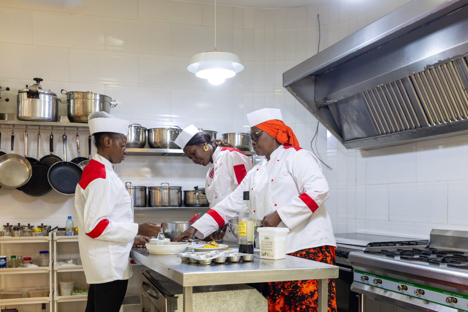 Apprenants de GGP Culinary School photographiés avec dignité